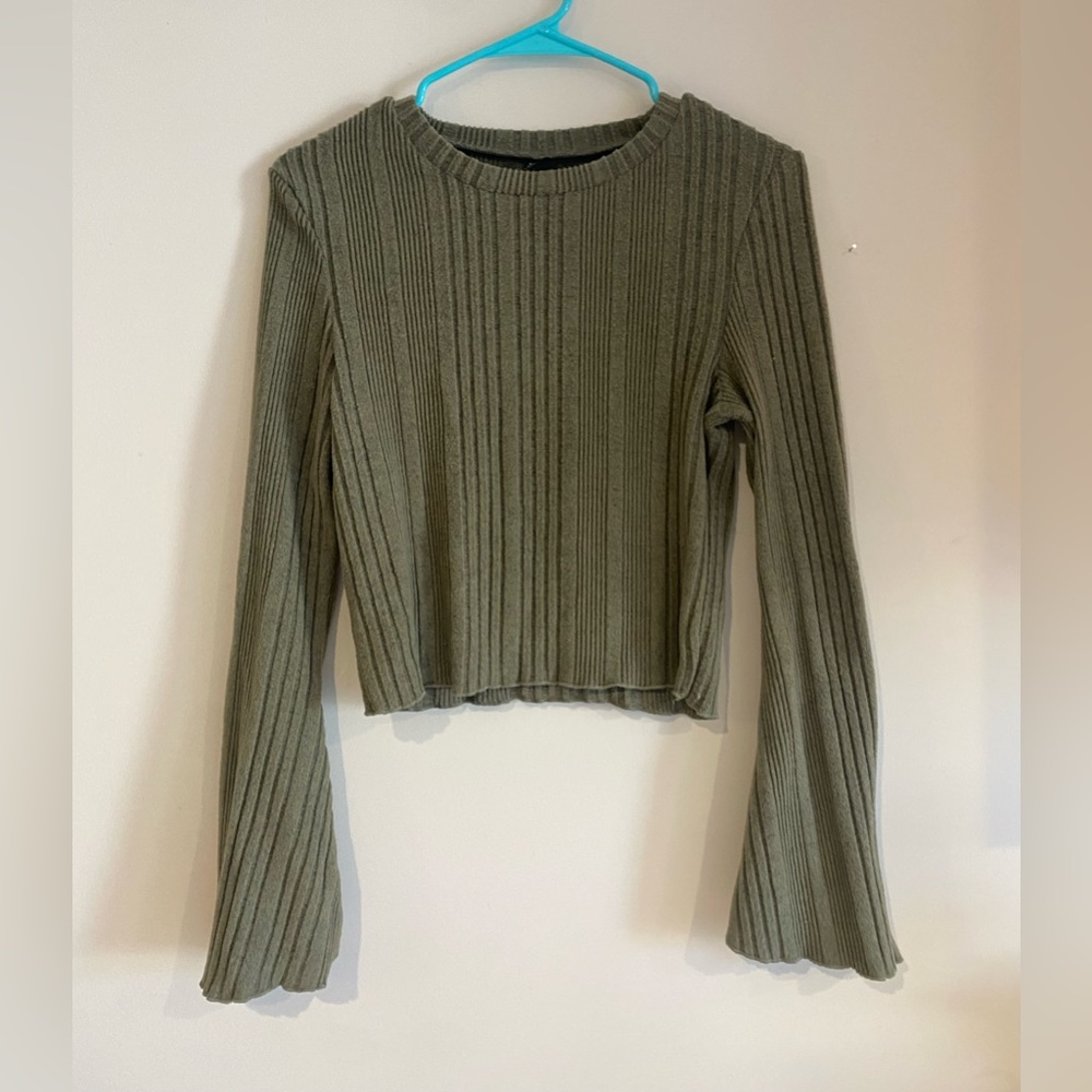 NWOT Green Long Sleeve Cropped Top